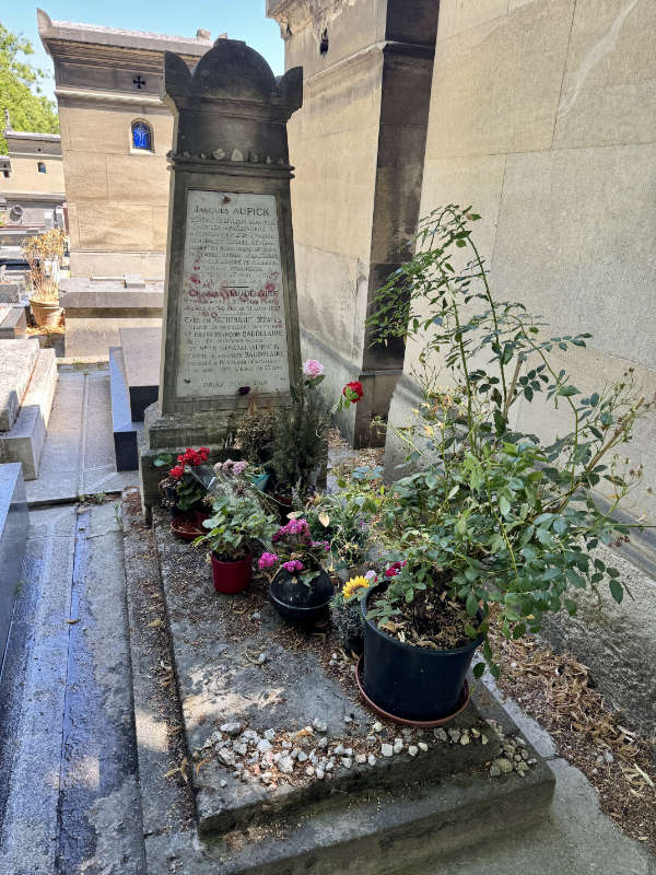tombe-charles-baudelaire-cimetiere-montparnasse-vue-large