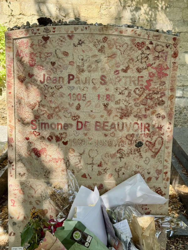 tombe-jeanpaulsartre-simonedebeauvoir-cimetiere-montparnasse-stele