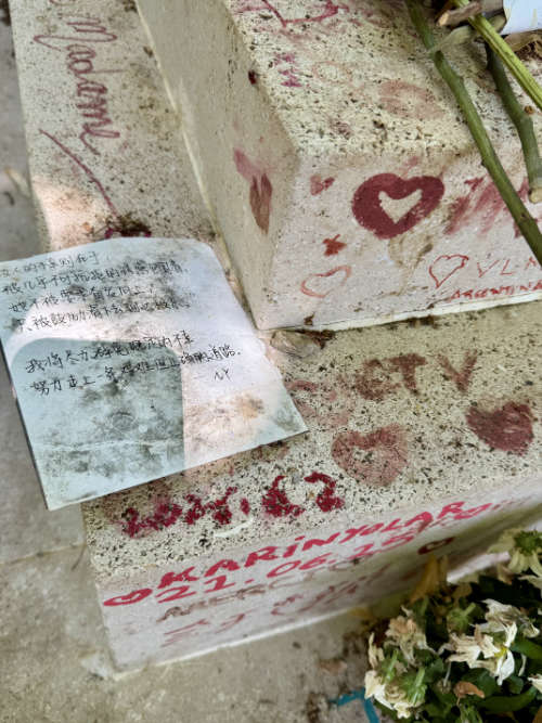 tombe-jeanpaulsartre-simonedebeauvoir-cimetiere-montparnasse-zoom1