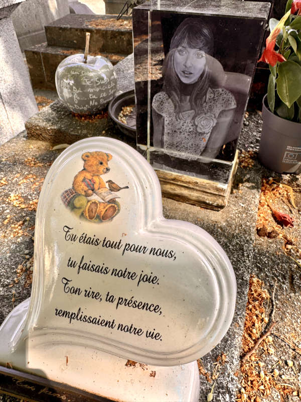 tombe-joelle-cimetiere-montparnasse-Blocphoto